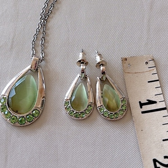 Elegant Silver Green Cats Eye & Peridot Gemstone Pendant & Earrings Jewelry Set - Picture 8 of 12